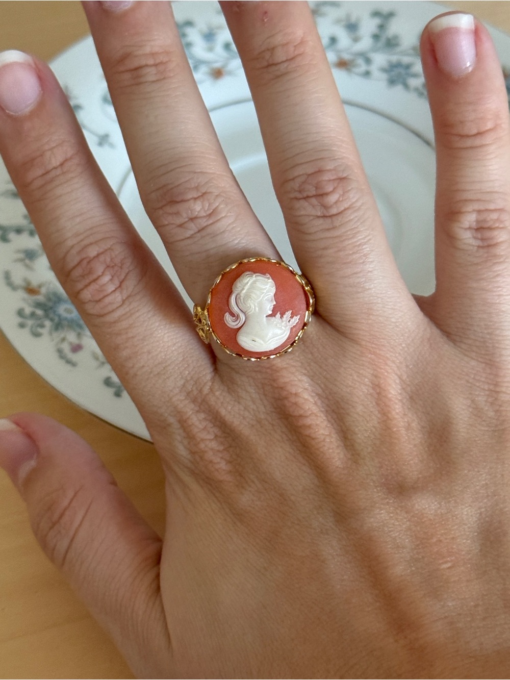 Vintage Gold Tone Cameo Women’s Ring Size 7 Adjustable - Picture 6 of 6